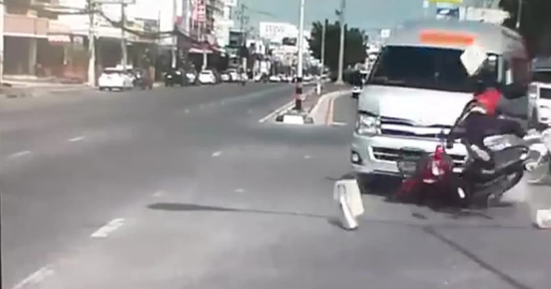 รถตู้รับส่งเด็กนักเรียน ซิ่งฝ่าไฟแดงชน จยย. กระเด็น