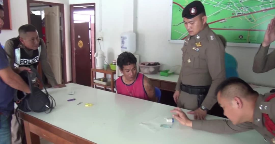 หนุ่มเมายาเอามีด-ขวานไล่ฟันเด็กหญิง 12 ปี