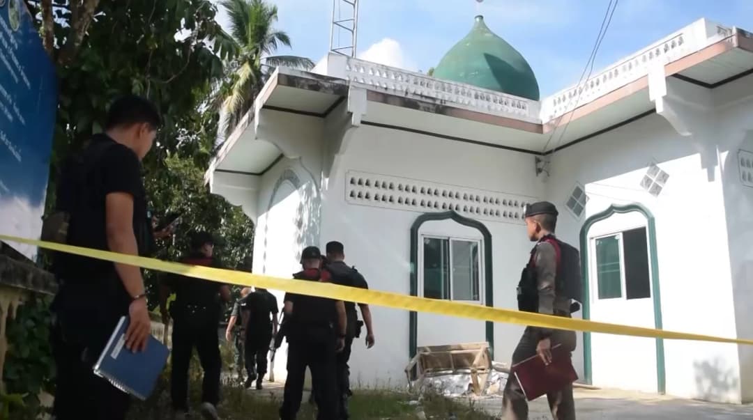 คนร้ายแฝงตัวร่วมพิธี จ่อยิง ตชด.ขณะละหมาดในมัสยิด