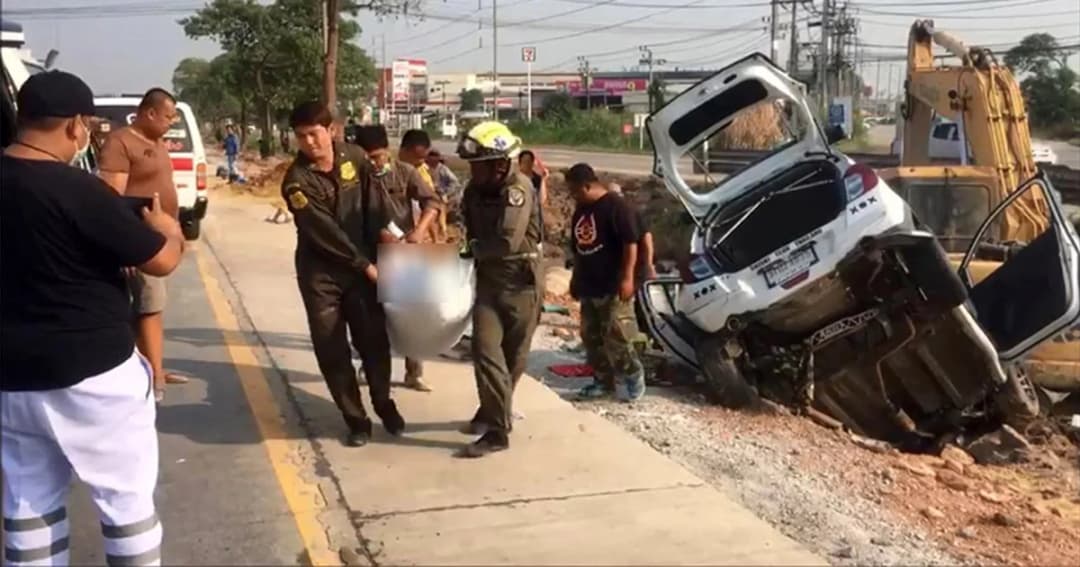 เก๋งเสียหลัก ชนท้ายกระบะ ก่อนพุ่งชนแบคโฮ ดับ 3 ศพ