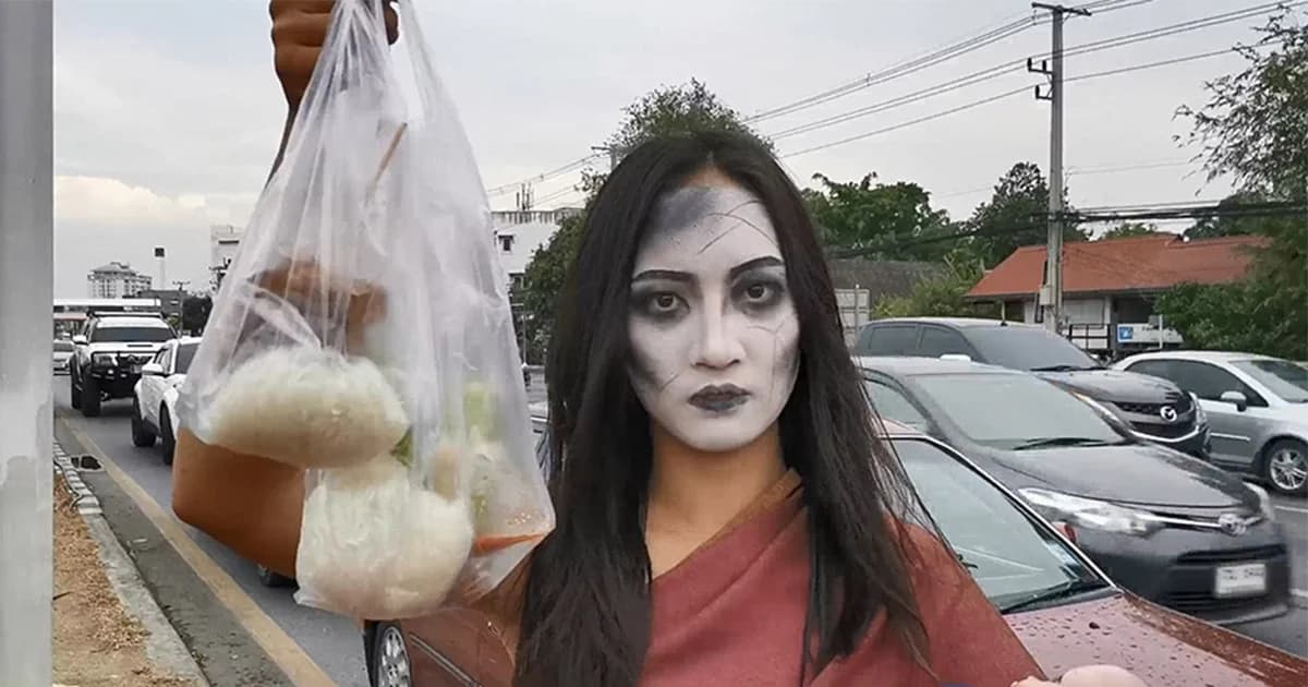 เปิดใจ “สาวอยุธยา” แต่งชุดแม่นาค อุ้มตุ๊กตา ขายหมูปิ้ง กลางสี่แยก