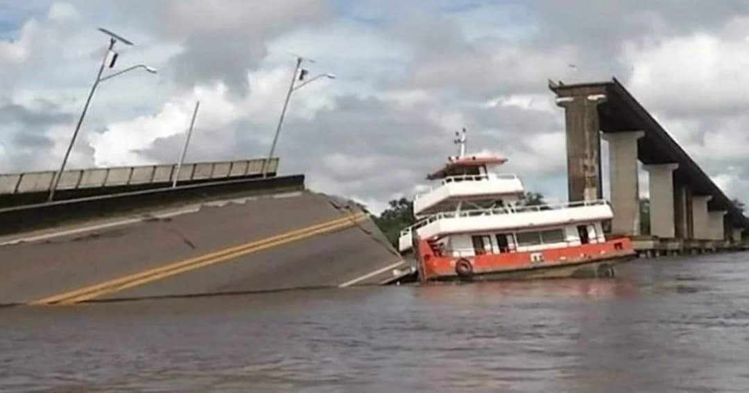 เรือเฟอร์รี่ชนตอม่อสะพานในบราซิลจนขาดครึ่ง  รถ 2 คัน ตกน้ำสูญหาย