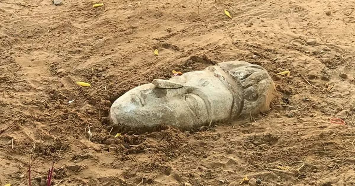 ชัยภูมิ ชาวบ้านแห่กราบไหว้หินรูปคล้ายหน้าพระโผล่จากดิน