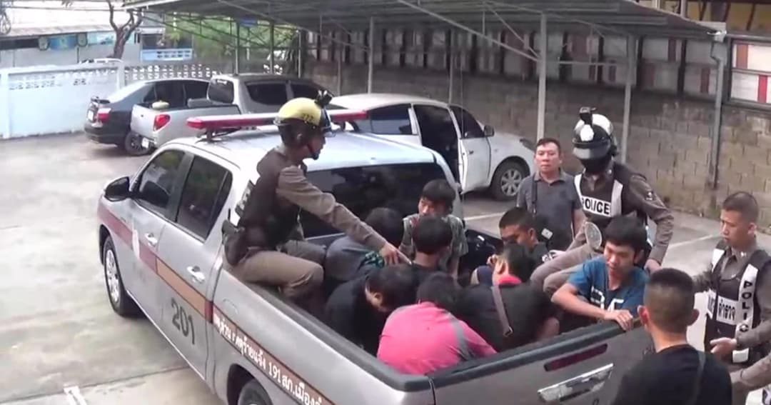 ตำรวจบุกรวบยกแก๊ง ค้า-เสพกลางโรงแรมเมืองลำปาง