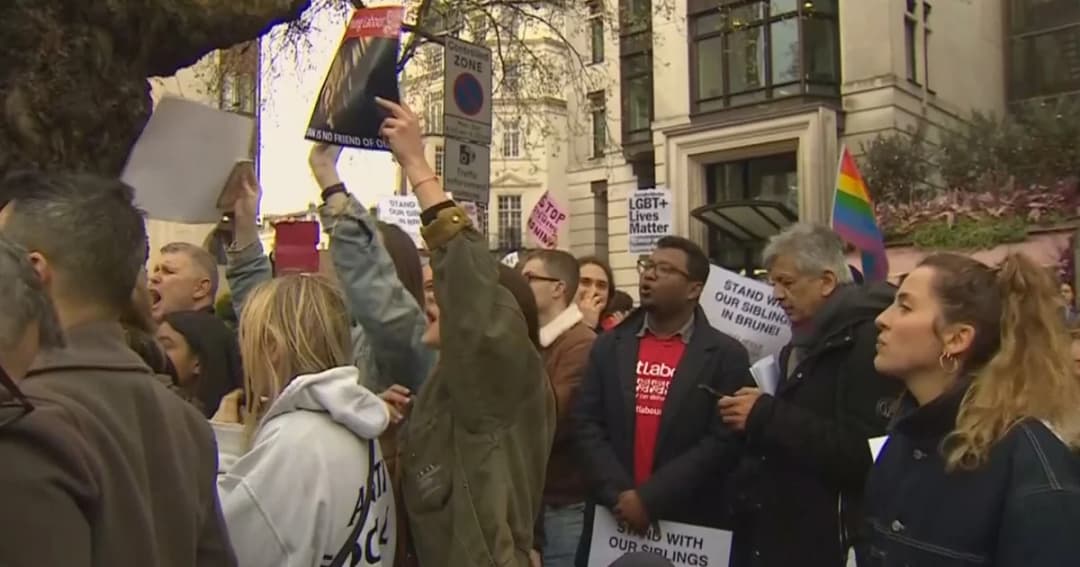 ปชช.ร้อง! “ควีนอังกฤษ” ถอดยศสุลต่านบรูไน หลังประกาศใช้กฎหมายชารีอะห์