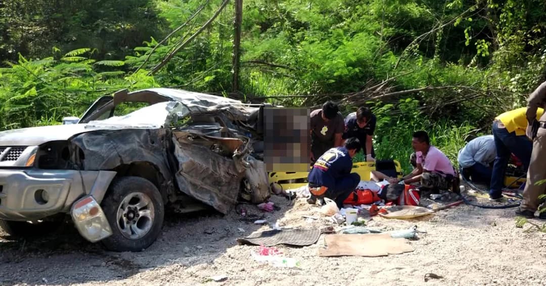 กระบะแสวงบุญหลับในชนต้นไม้ พระมรณภาพ 3 รูป