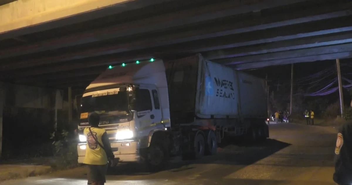 พ่วง 18 ล้อใช้ GPS นำทาง สุดท้ายขับรถไปชนคานสะพาน