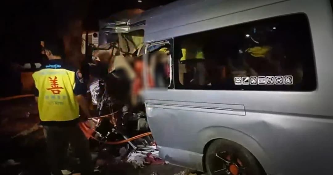 รถตู้พุ่งชนต้นไม้ ครูนราธิวาส ดับ 4 เจ็บ 9 คาดคนขับหลับใน