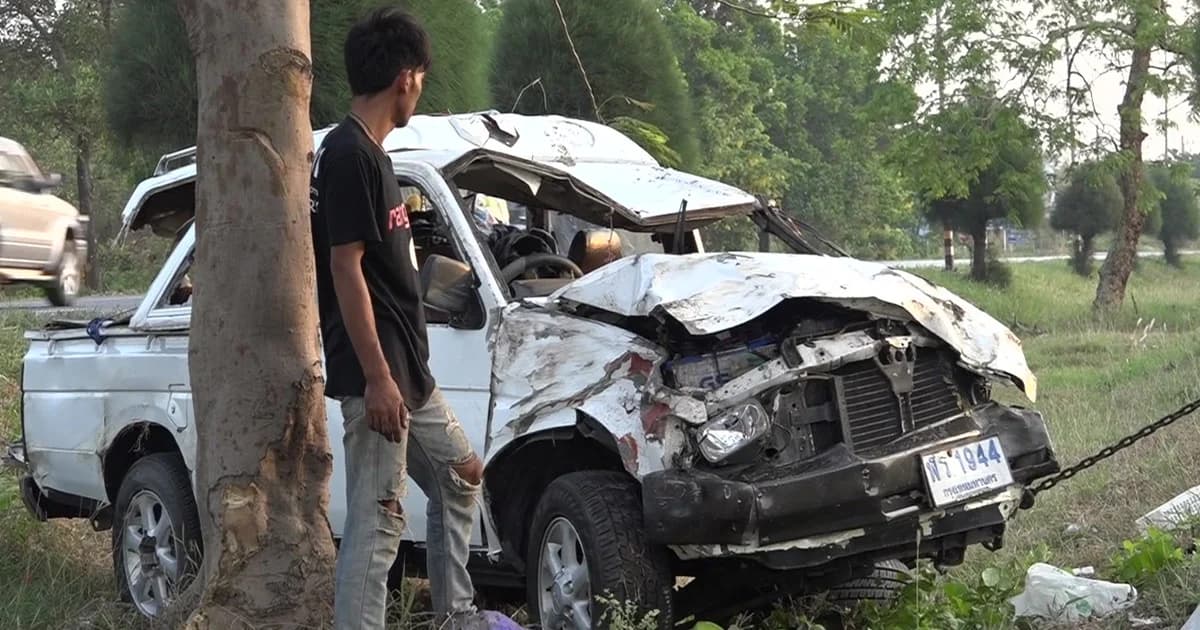 คู่รักขับกระบะกลับบ้านสงกรานต์ เสียหลักชนเสาไฟเมียดับคาที่