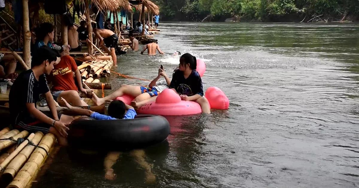 อุณหภูมิทะลุ 40 องศา ชาวอุตรดิตถ์แห่เที่ยวคลายร้อนหาดผาเต่า