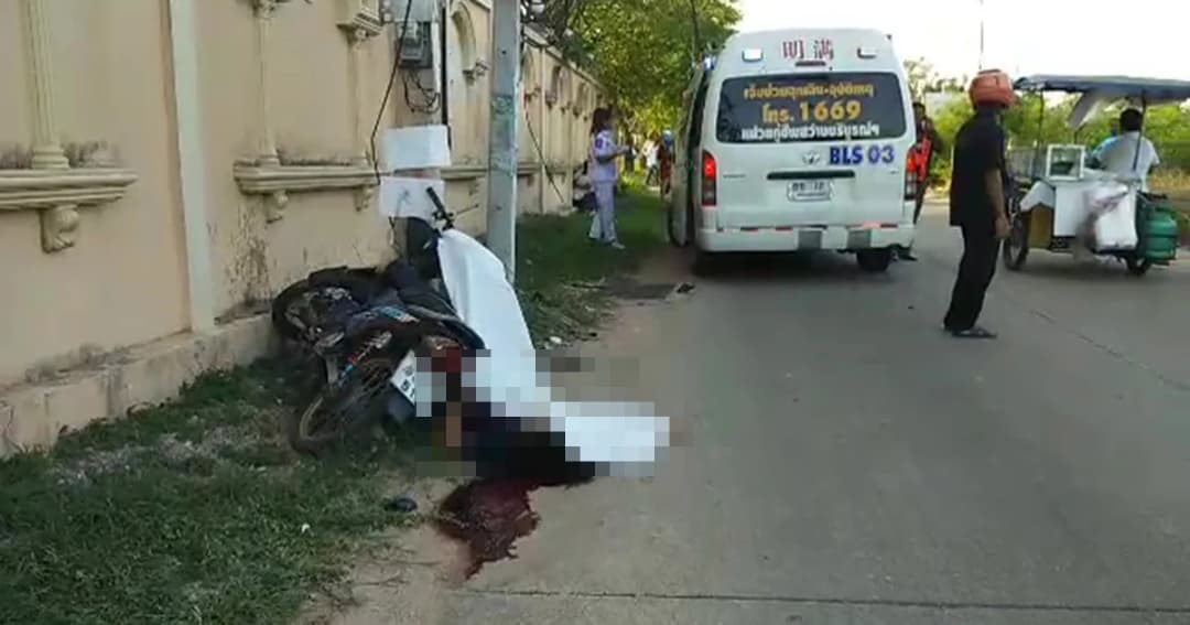 หนุ่มเมืองชลขี่ จยย. หลุดโค้งชนอัดติดเสาไฟฟ้าดับคาที่