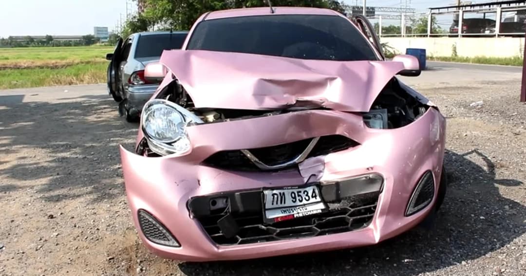 ขับเก๋งย้อนศรมอเตอร์เวย์หนีตำรวจ แล้วชิงรถบรรทุกหนีต่อก่อนถูกจับ