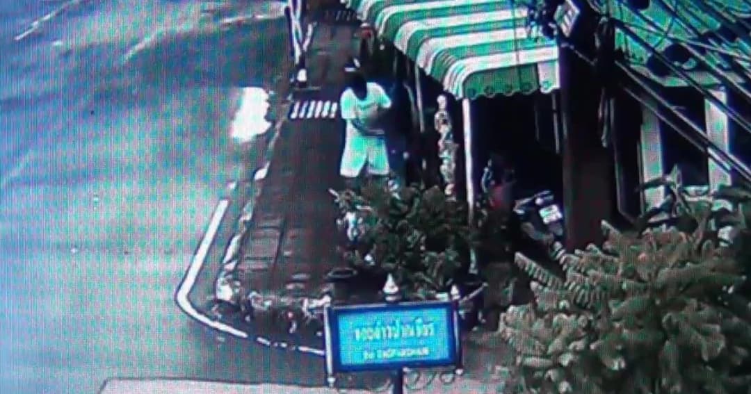 หนุ่มเก็บสายสื่อสารหน้าบ้าน โดนไฟช็อร์ตดับ