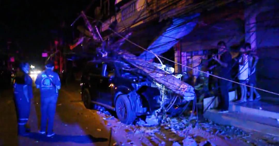 ไฟดับทั้งซอย! ฟอจูนเนอร์ซิ่งชนเสาไฟโค่น 2 ต้น คนขับเผ่น