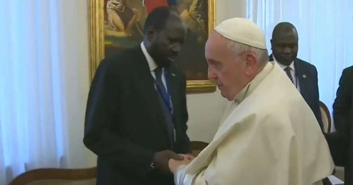 “โป็ปฟรานซิส” จูบเท้าผู้นำซูดานใต้ เรียกร้องขอตกลงสงบศึก