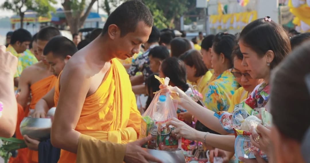 ชาวพิษณุโลกร่วมทำบุญ ห่มผ้าพระพุทธชินราช เริ่มต้นวันปีใหม่ไทยและวันสงกรานต์