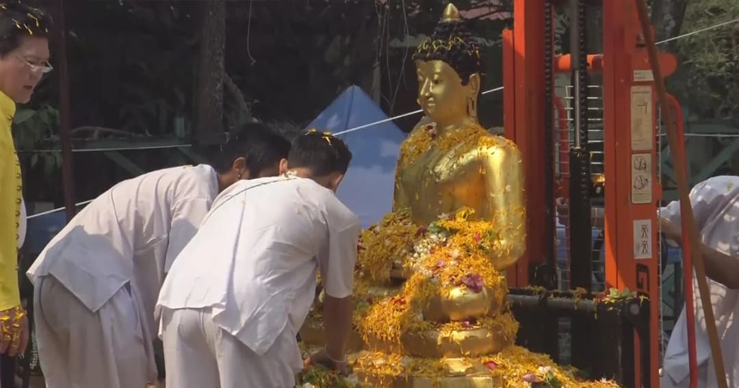 ชาวเชียงใหม่ร่วมสักการะพระพุทธสิหิงค์ในประเพณีปีใหม่เมือง