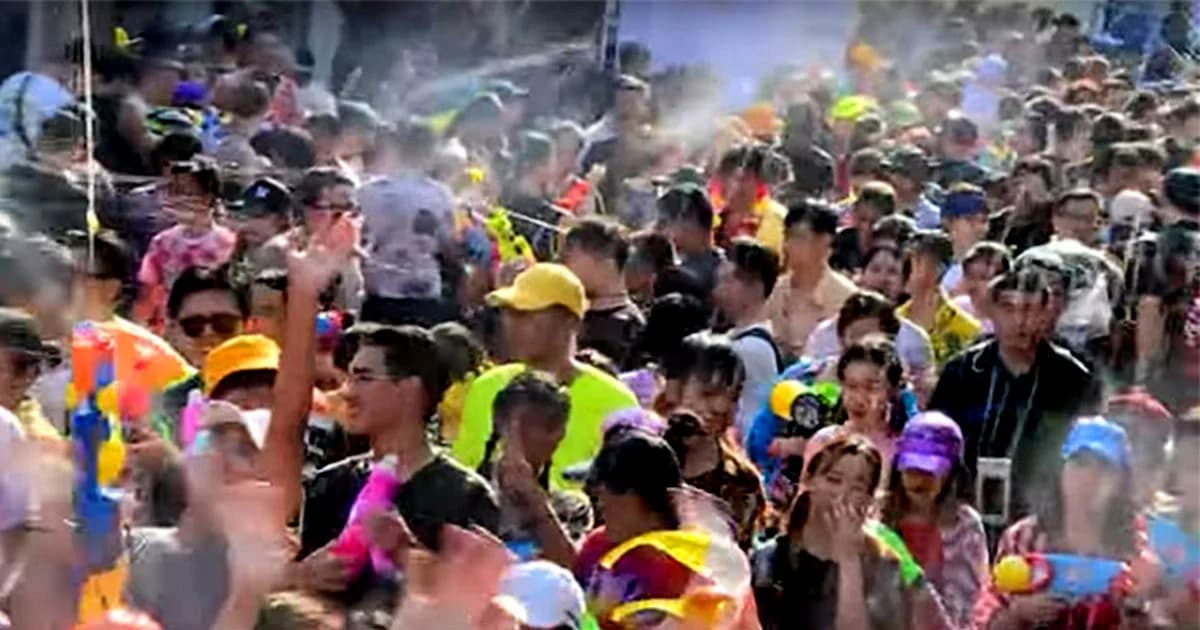 สุดคึกคัก ! สงกรานต์เมษา ผ้าขาวม้าสนั่นโลก แห่เล่นน้ำ แน่นสยามสแควร์