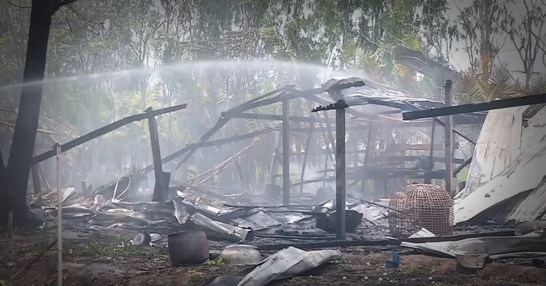 อากาศร้อนจัด! โรงเก็บพลุพิจิตรระเบิด คุมเพลิงได้เเล้ว เสียหายทั้งหลัง