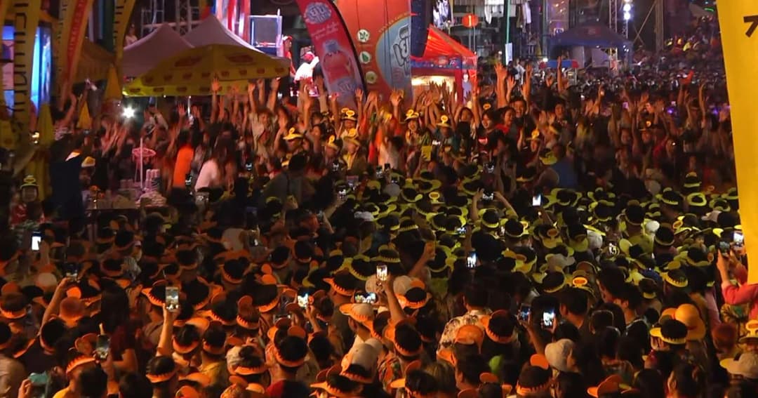 ขอนแก่นทำสำเร็จสร้างสถิติโลกเวฟมนุษย์ 17.41 นาที