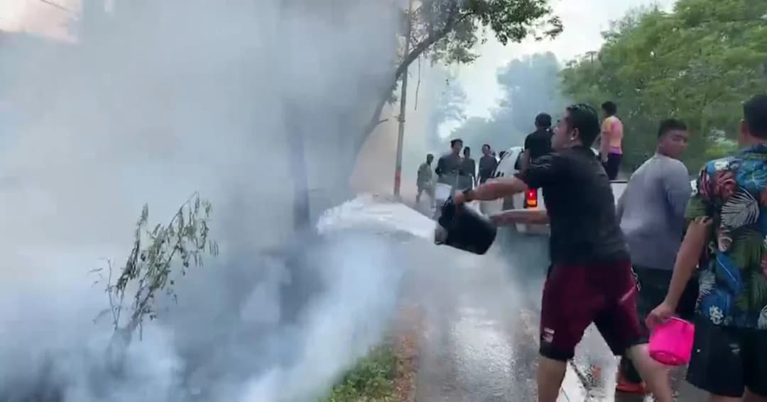 เล่นสงกรานต์ผ่านเจอไฟไหม้ สามัคคีสาดน้ำดับไฟ