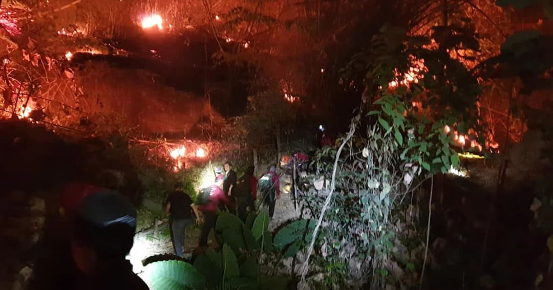 “ชุดเหยี่ยวไฟ” สร้างแนวกันไฟ ควบคุมเพลิงดอยจระเข้ จ.เชียงราย ไม่ให้ลุกลามได้ 70%