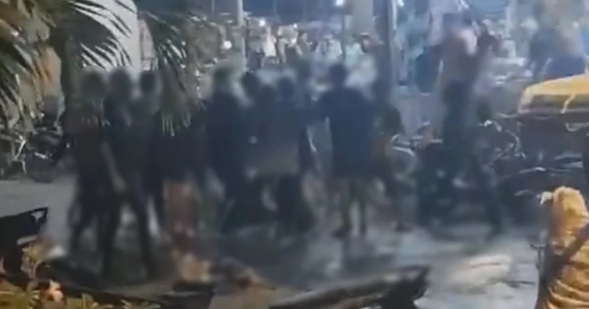 ชาวบ้านฉีดน้ำไล่ โจ๋มหาสารคาม ยกพวกตีกันกลางงานสงกรานต์