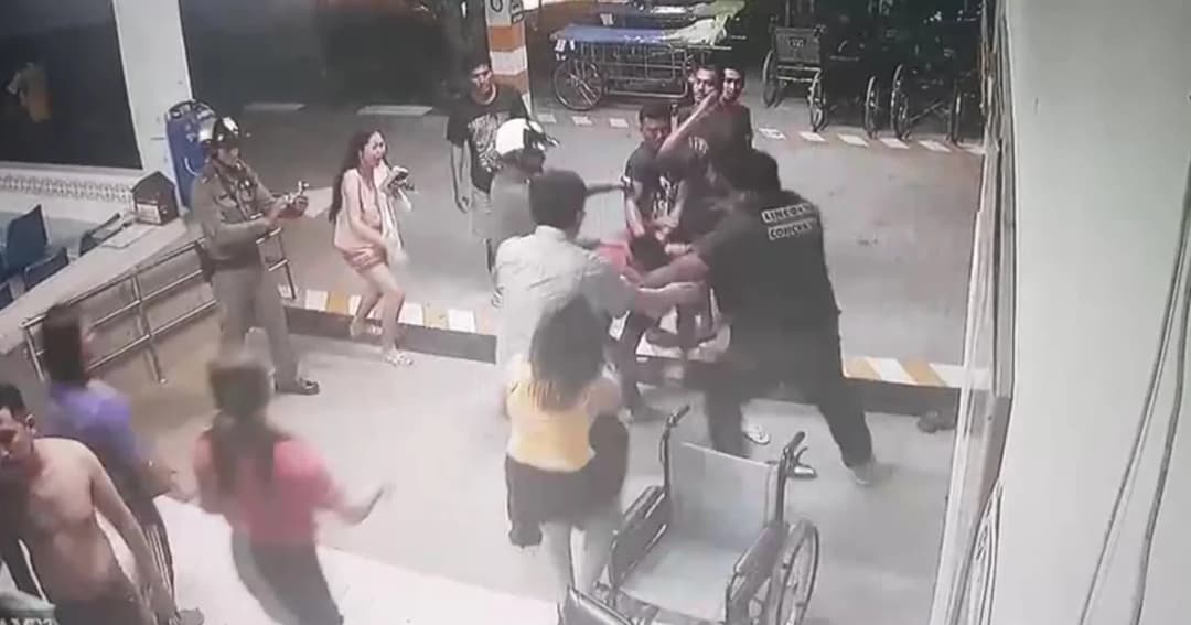 เขม่นกันด้านนอก ตามมามีเรื่องซ้ำหน้าห้องฉุกเฉิน รพ.บางสะพาน