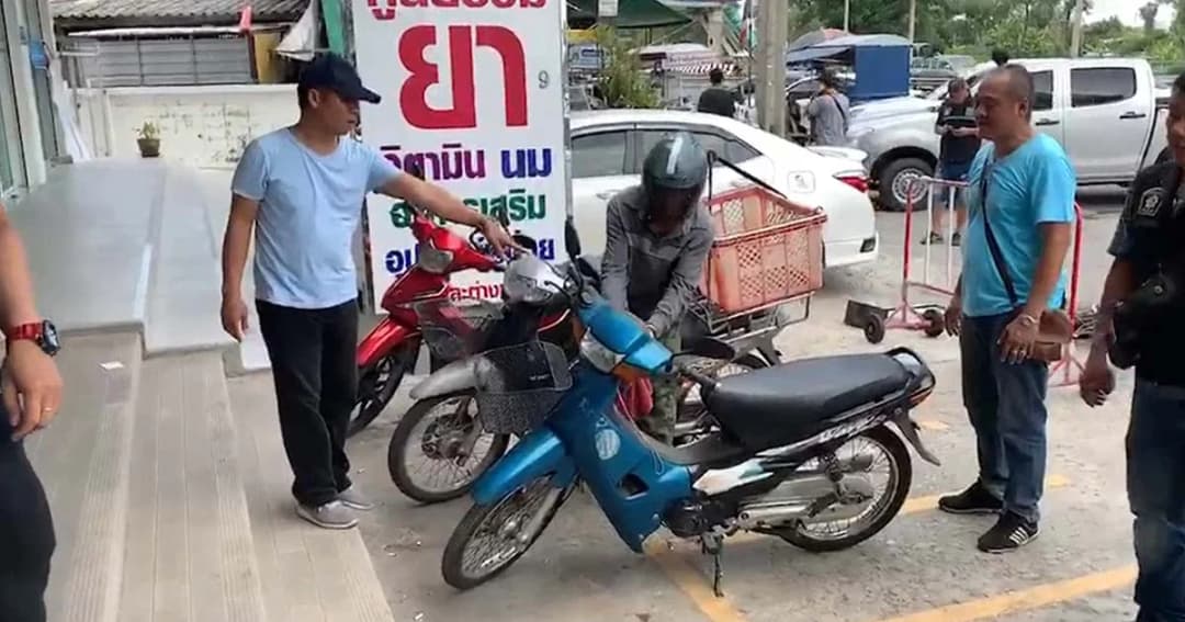 รุ่นใหญ่ลักรถหน้าร้านสะดวกซื้อ ลองใช้กุญไขแล้วใช้ด้วยกันได้