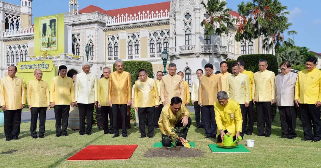 นายกฯ ปลูกต้นรวงผึ้งพระราชทาน ขอพรสิ่งศักดิ์สิทธิ์ให้บ้านเมืองสงบสุข-เลิกข้ดแย้ง