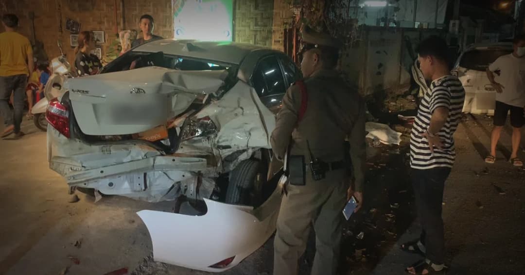 ไล่ล่า! กระบะซิ่งชนเเล้วหนี หลังพุ่งชนรถจอดหน้าร้านอาหาร จ.ตาก พังยับ 8 คันรวด