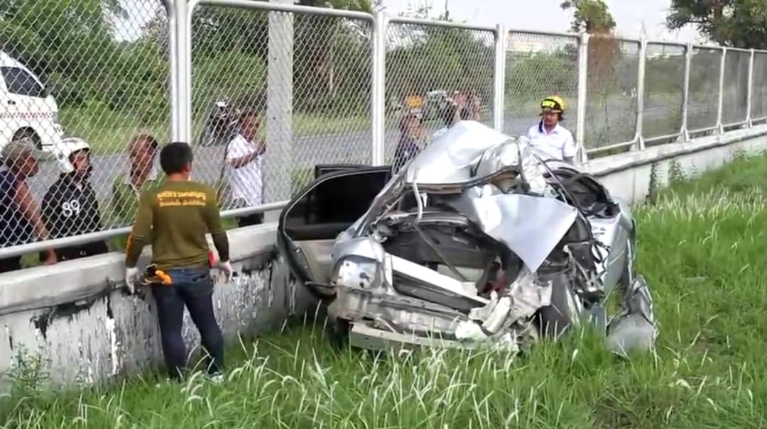 คนขับรถบรรทุก 6 ล้ออ้างวูบ ชนท้ายเก๋งจอดข้างทางดับ