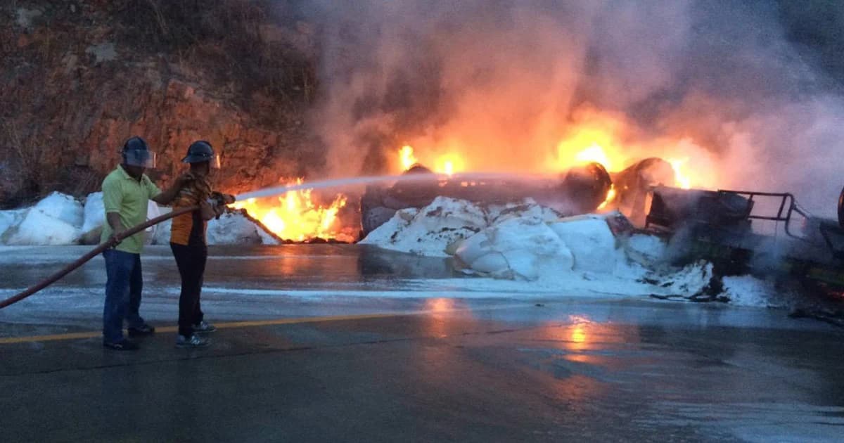 รถพ่วง 22 ล้อ พลิกคว่ำก่อนลงเขา คนขับรถไฟคลอกดับ