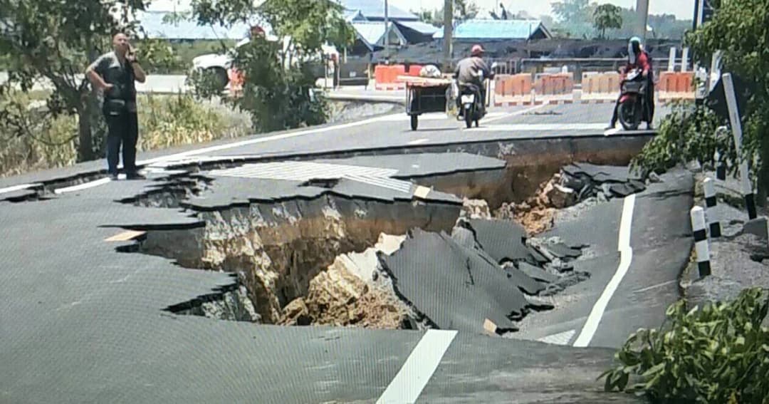 ถนนคันคลองอ่างทองทรุดยาวหลังแล้งจัดน้ำใต้ดินลด
