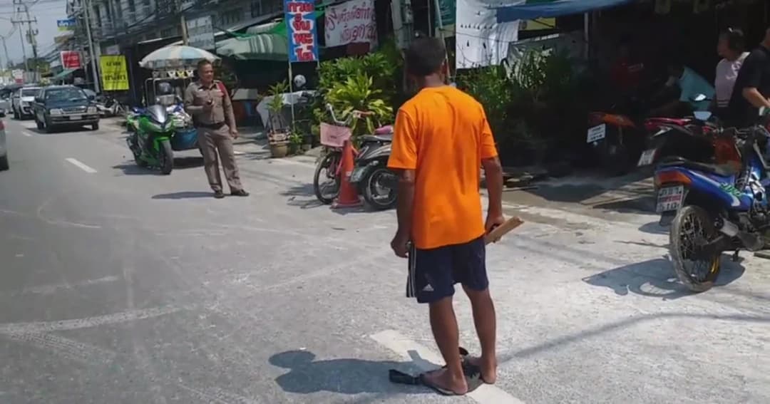 ตร.เข้าชาร์จลุง 62 คลุ้มคลั่งถือไม้เดินกลางถนน