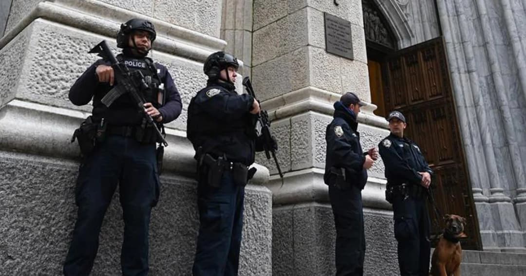 จับชายถือน้ำมันเข้ามหาวิหารในนิวยอร์ก หวั่นซ้ำรอย ‘นอเทรอดาม’