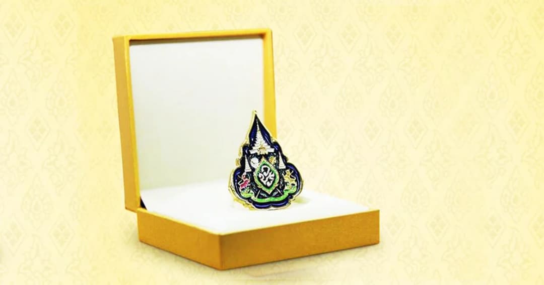 เข็มที่ระลึกตราสัญลักษณ์พระราชพิธีบรมราชาภิเษก เริ่มจำหน่าย 25 เมษายนนี้