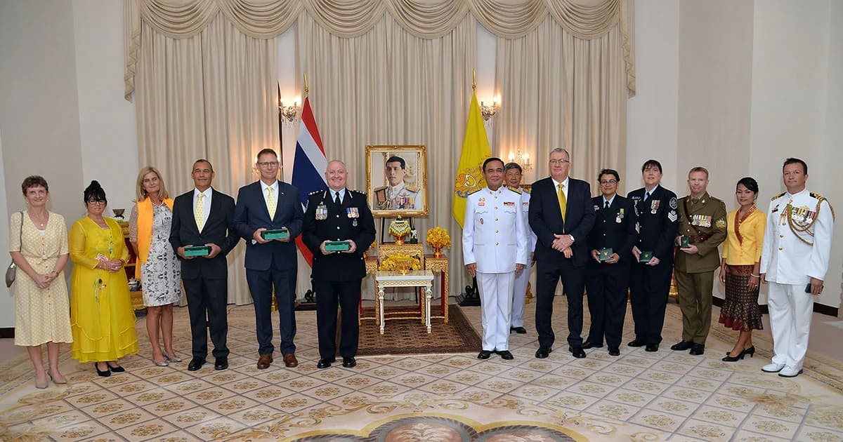 ในหลวง ร.10 พระราชทานเครื่องราชฯ “หมอแฮร์ริส-นายแชลเลน” กู้ภัยออสซี่ฮีโร่ถ้ำหลวง