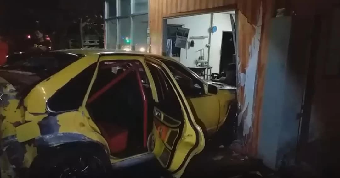 กาฬสินธุ์ หนุ่มซิ่งรถเก๋ง ฝนตกถนนลื่นเสียหลักพุ่งชนบ้านประชาชนพังเสียหาย