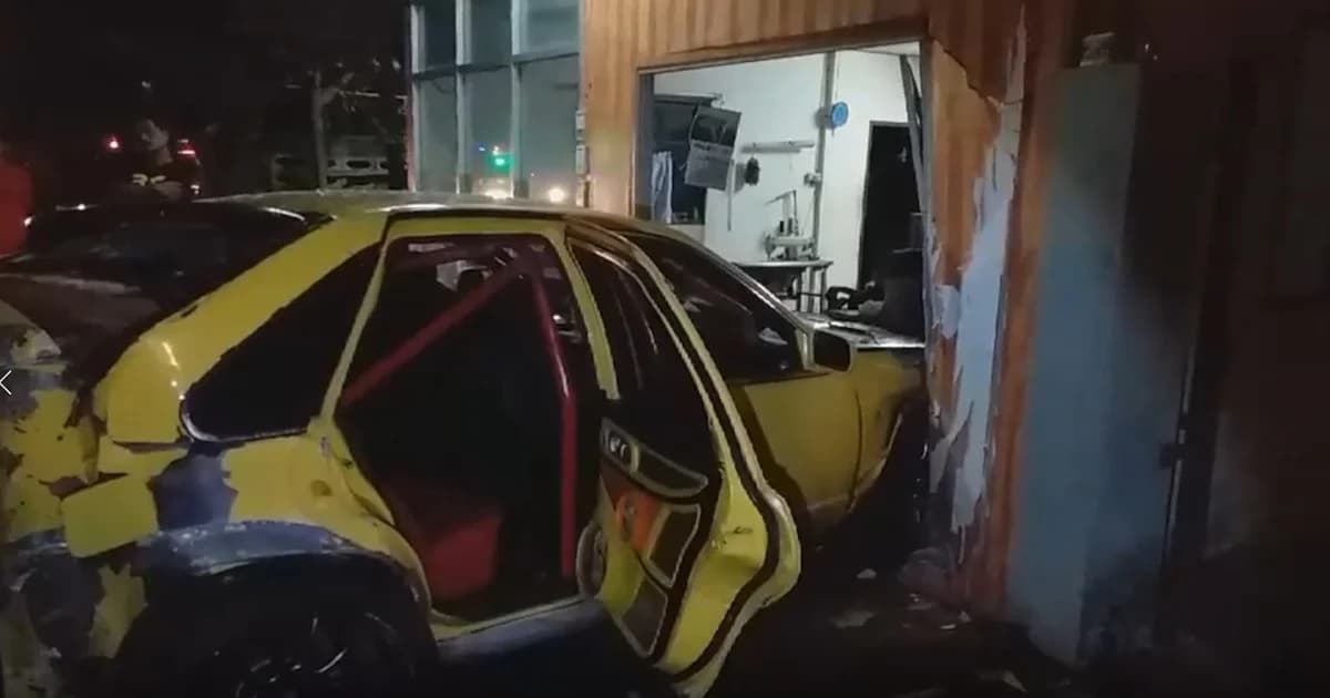 กาฬสินธุ์ หนุ่มซิ่งรถเก๋ง ฝนตกถนนลื่นเสียหลักพุ่งชนบ้านประชาชนพังเสียหาย