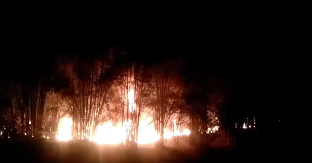 พระ-ชาวบ้าน ช่วยดับไฟป่ารอบเขตพื้นที่วัด จ.ลำปาง โชคดีไม่มีสิ่งปลูกสร้างเสียหาย