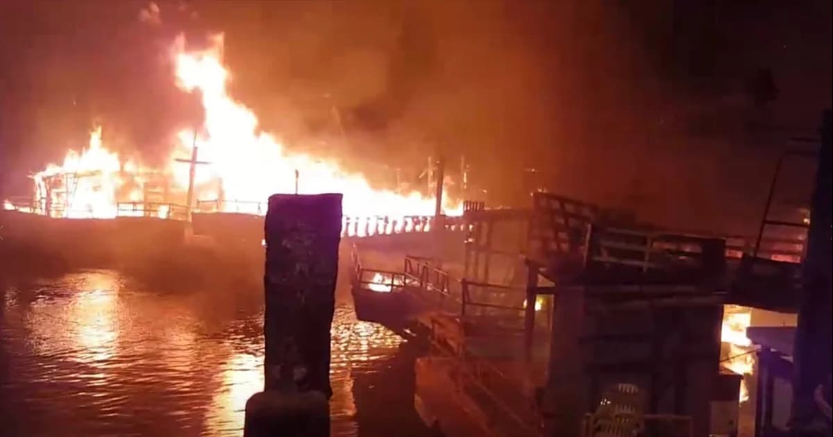 เกิดเหตุเพลิงไหม้เรือทัวร์เบ็ดจังหวัดสตูลเสียหาย 8 ลำ ยังไม่ทราบสาเหตุ