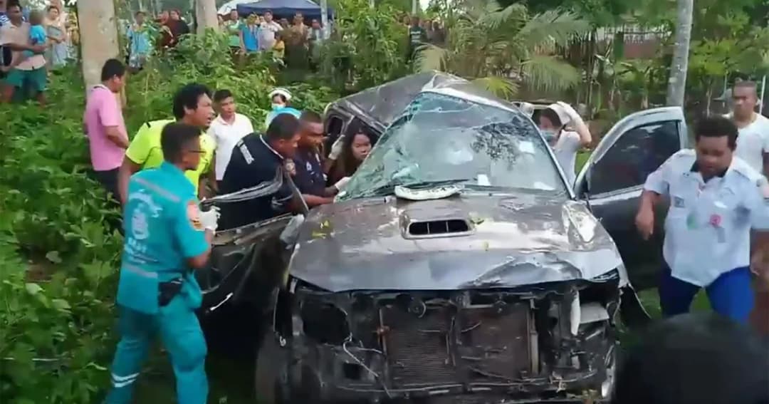 สาวใหญ่ขับกระบะเสียหลักตกข้างทางถนนลื่น