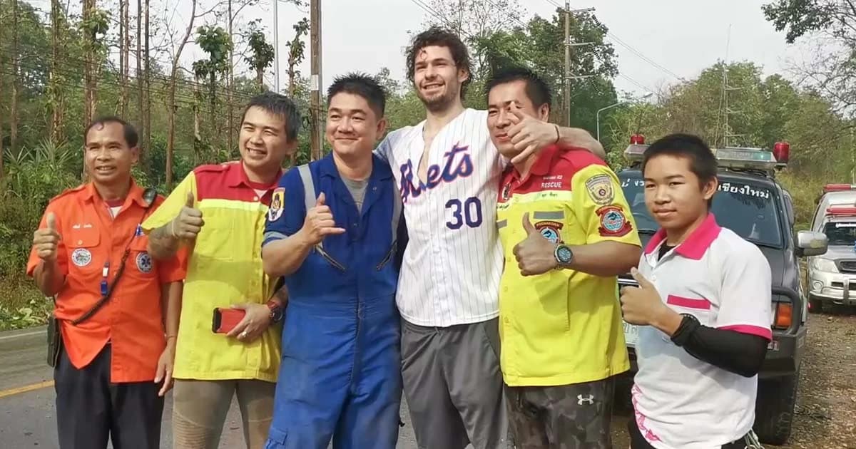 วิศวกรอเมริกันเพิ่งบินถึงเชียงใหม่ โดดช่วยยายวัย 56 ปีถูกพายุฤดูร้อนพัดต้นยางล้มทับ