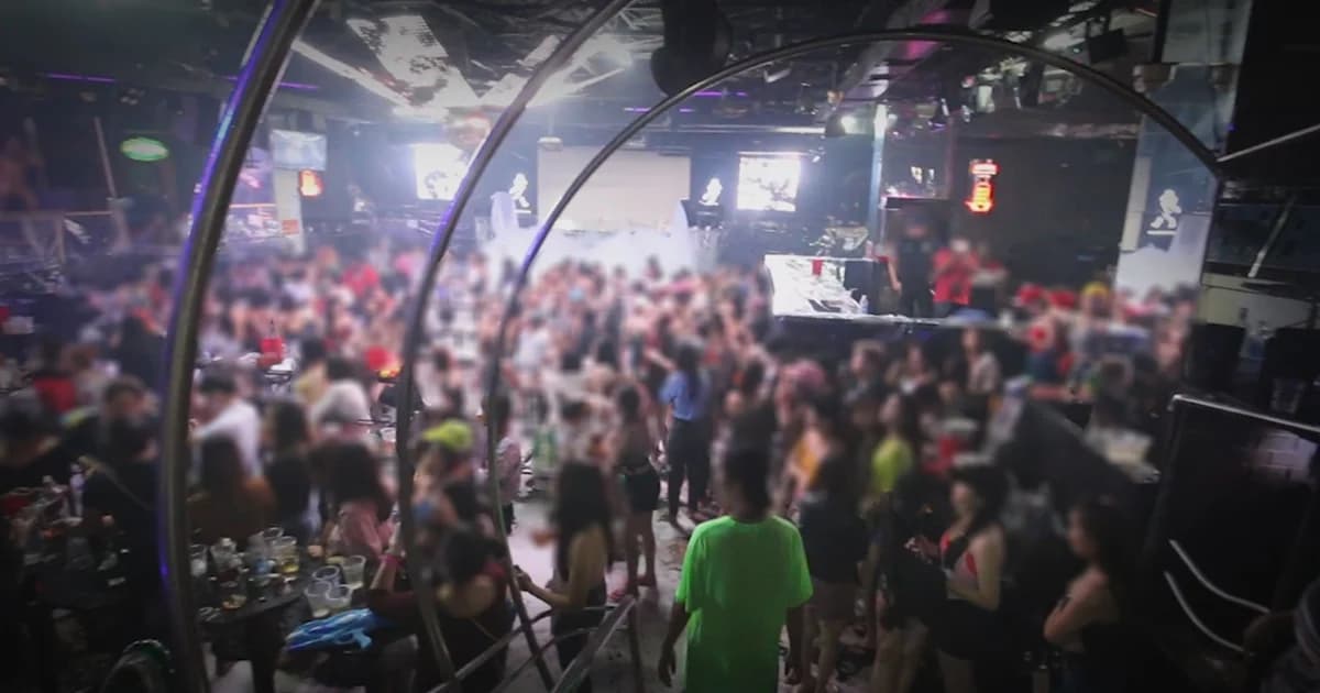 ทลาย “เวฟผับ” ย่านตลาดพลู นักเที่ยวฉี่ม่วงอื้อ-เปิดเกินเวลา