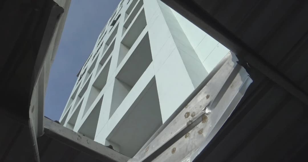 ระยอง ชายนิรนามตกตึก รพ. ดับคาที่ ยังไม่ทราบสาเหตุ