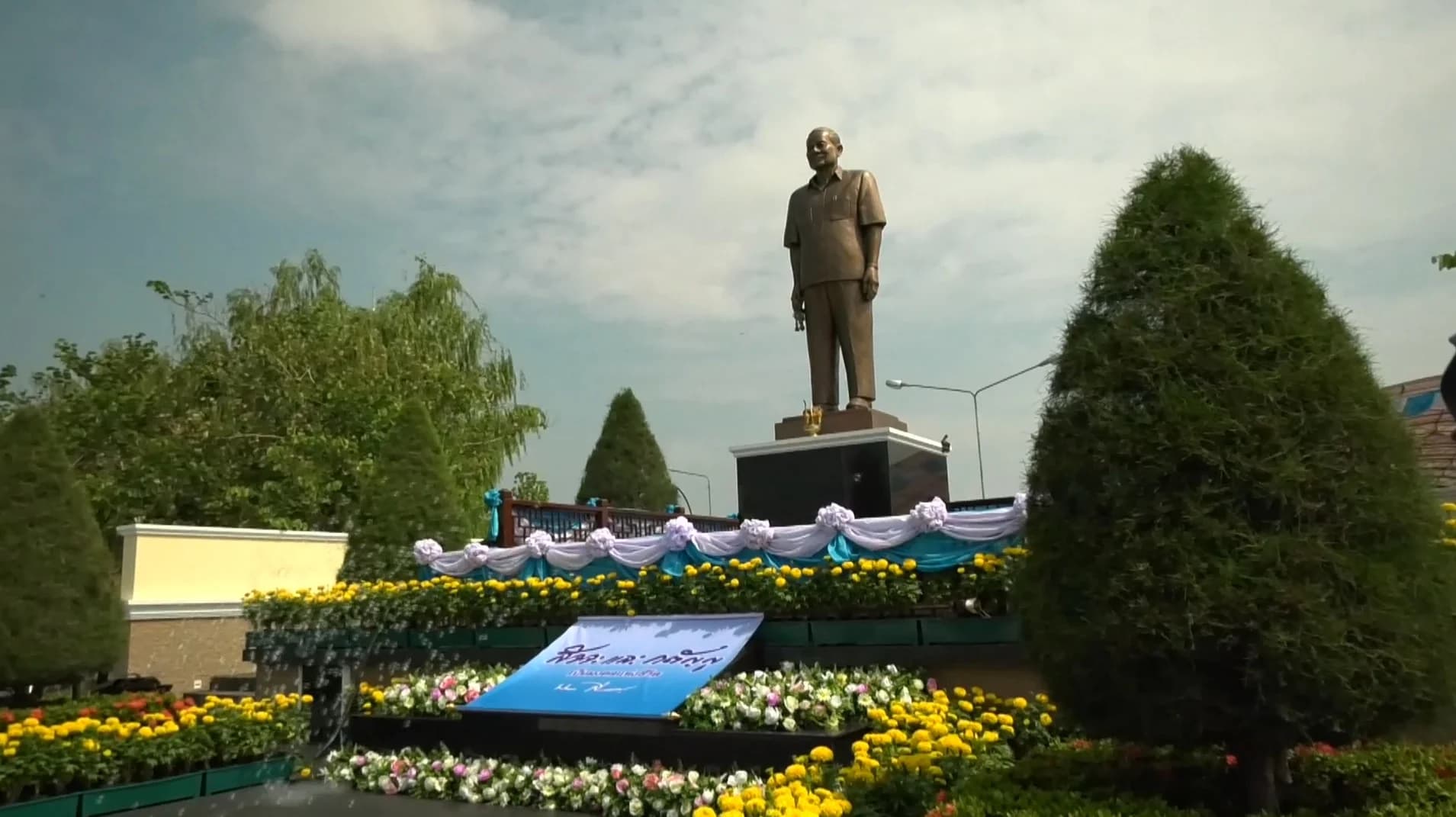 เปิดอนุสาวรีย์ “บรรหาร” ลูกๆ ยืนยันสืบสานปณิธานของพ่อ