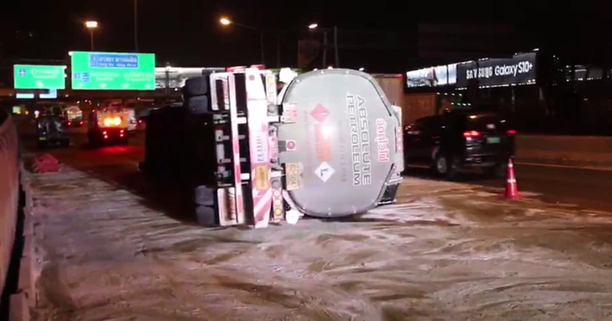 รถบรรทุกน้ำมันดีเซลคว่ำมอเตอร์เวย์ใกล้สนามบินสุวรรณภูมิ จนท.ใช้เวลากู้ 4 ชม.สำเร็จ