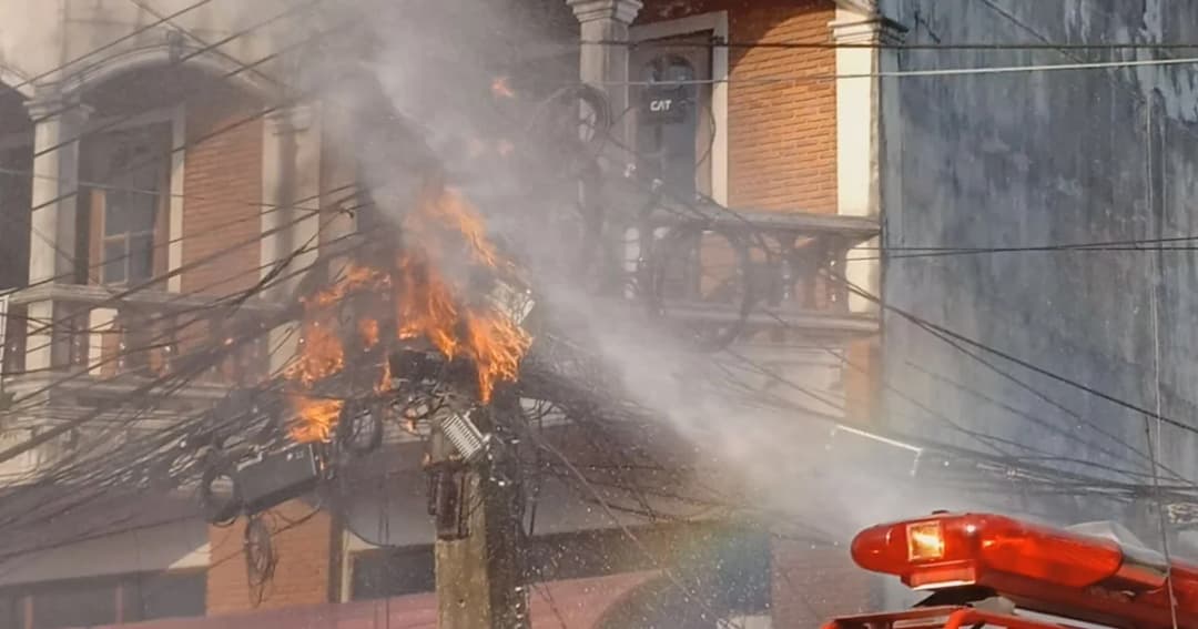 ไฟไหม้สายสื่อสาร หวิดเผาวอดตลาดท่าชี จ.นครศรีธรรมราช