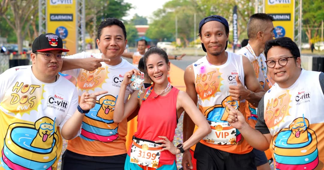 ก้อย รัชวิน ร่วมวิ่งงาน HOT DOG RUN เพื่อนำเหรียญไปมอบให้ “สมคิด” สุนัขที่จากไปด้วยภาวะฮีทสโตรก